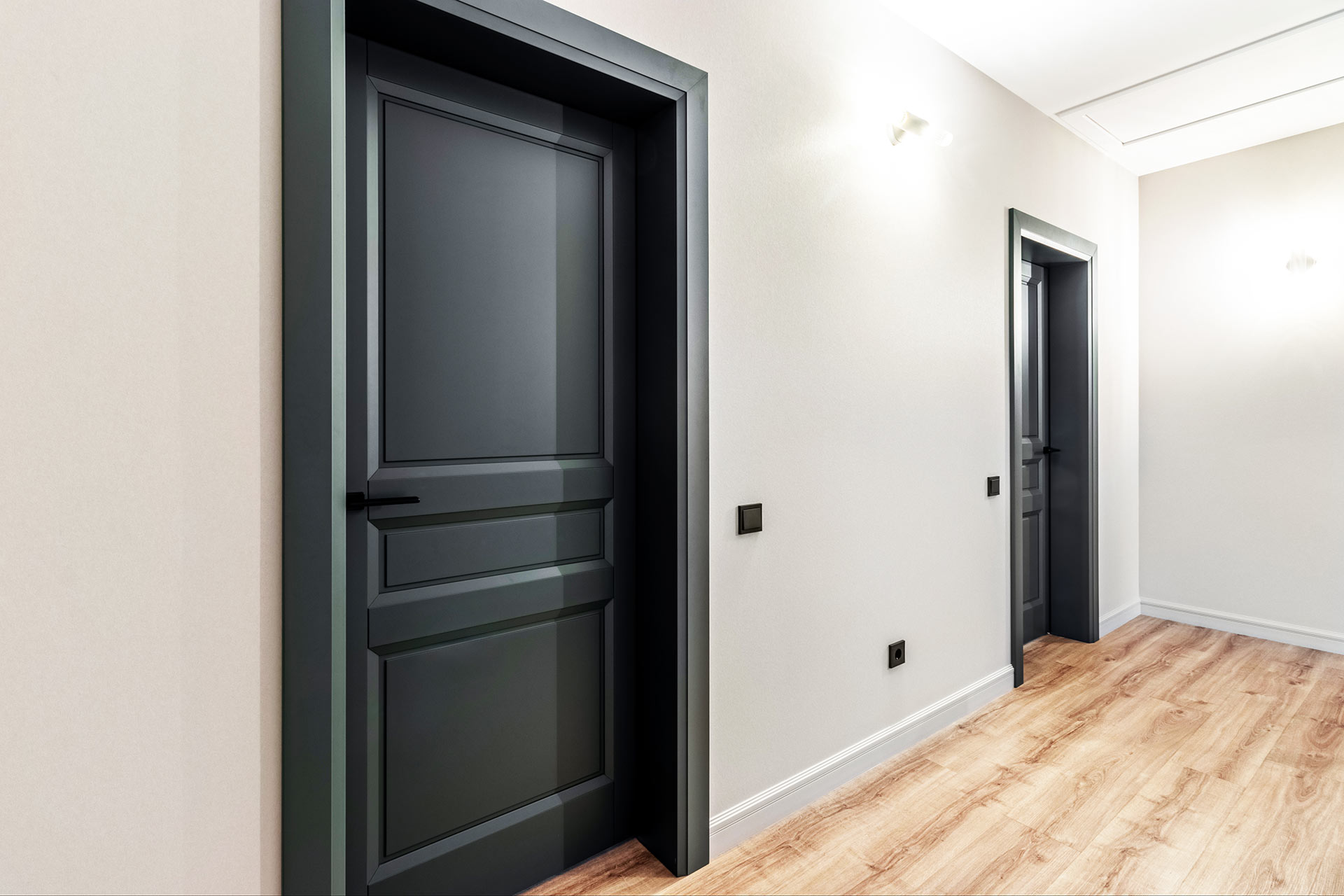 Flur mit dunkelgrauen Kassettentüren im klassischen Stil