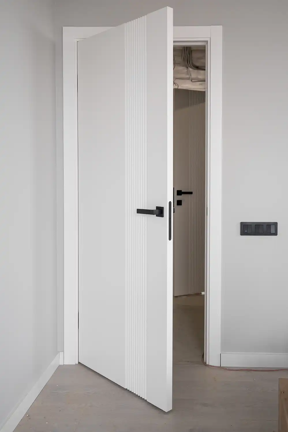 Moderne weiße Innentür mit stilvoller Zarge und schwarzem Griff
