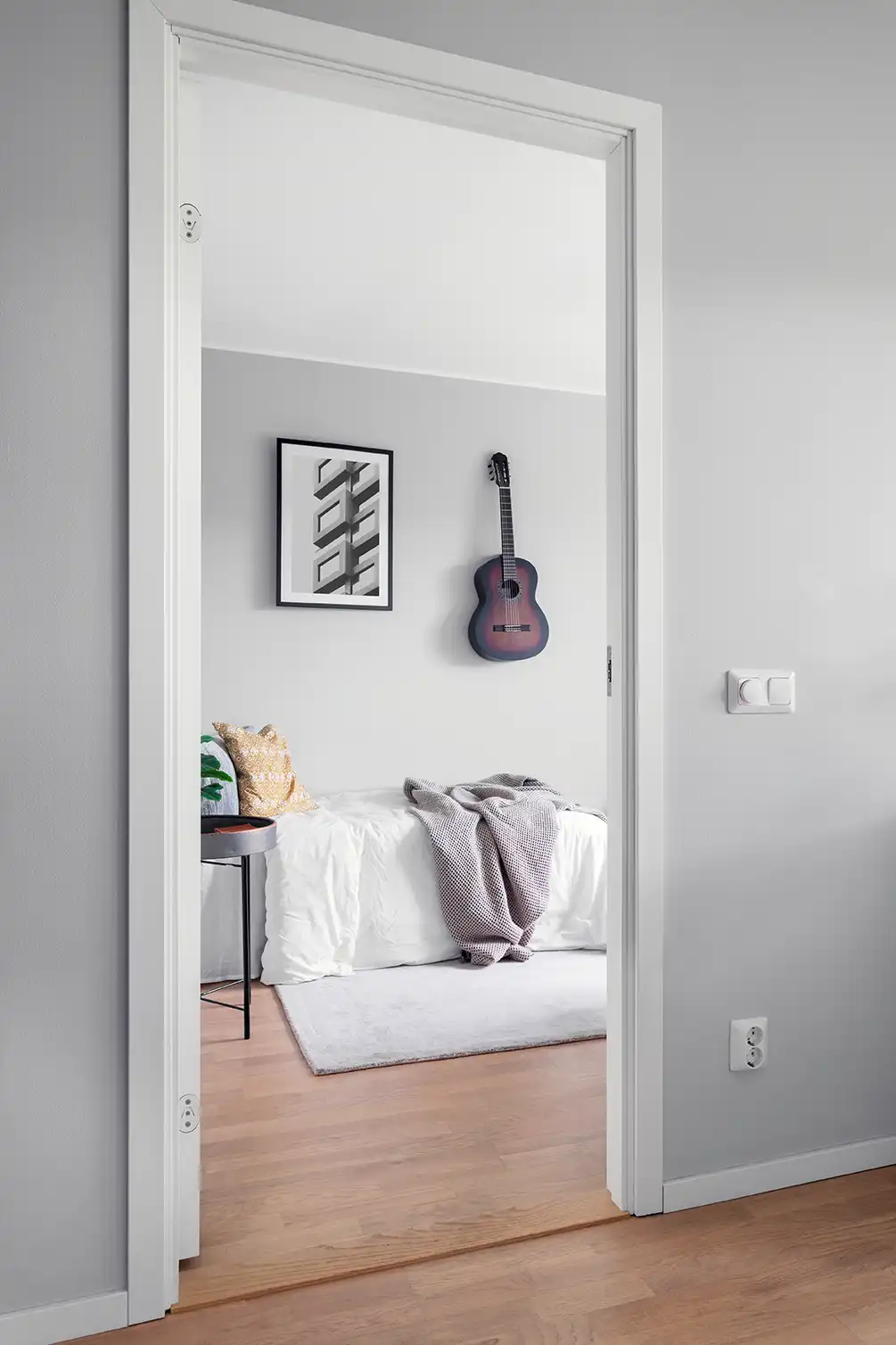 Moderne Innentür mit weißer Zarge und Blick in ein Schlafzimmer